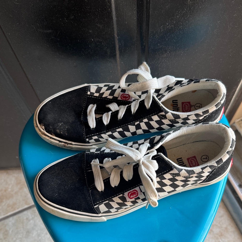 No smoke. Ecko Black White Checked Sneakers
Pet friendly home Steven sz 7